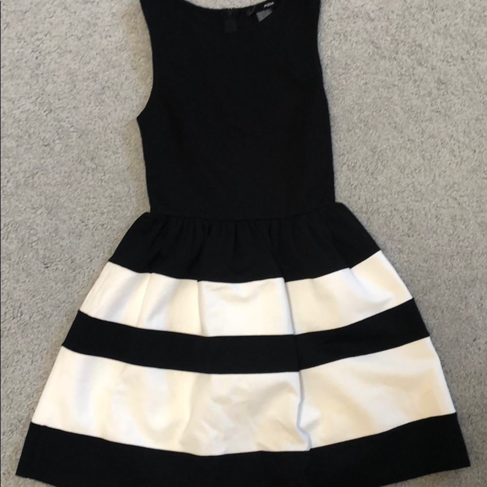 Aqua | Sleeveless Black/White Dress